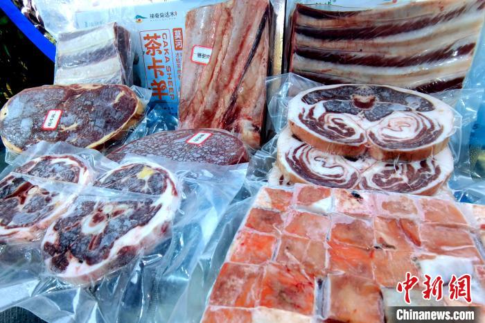 圖為前來參展的柴達(dá)木肉類?！±铍h 攝