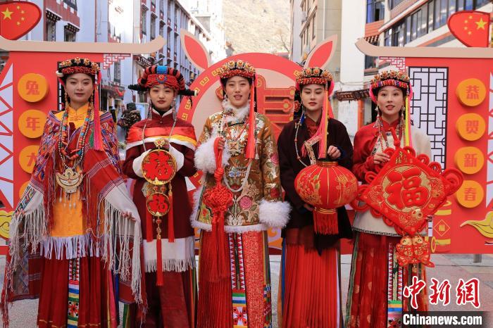 丹巴美女送祝福，迎新年?！±钣腊?攝