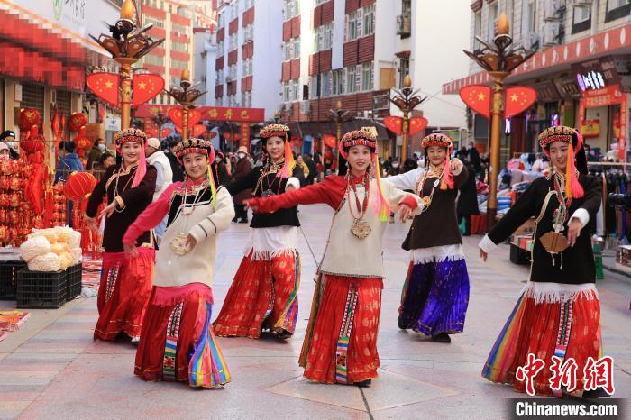 丹巴女孩在街頭跳起歡快歌舞迎接新年到來?！〖o 攝