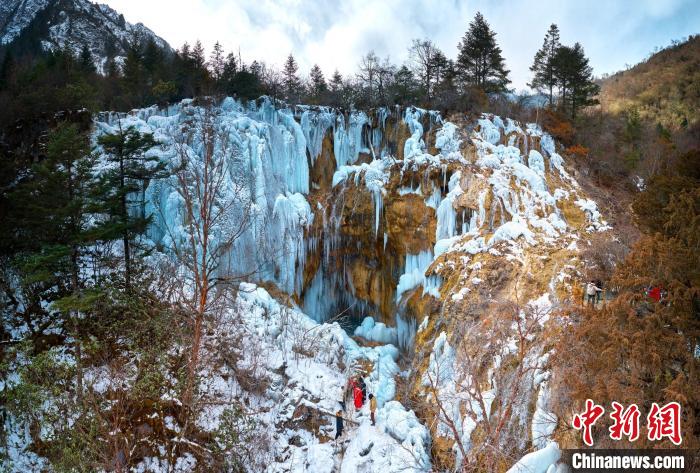 晶瑩剔透的冰瀑仿佛是大自然用冰藍色繪制出的壯觀畫卷。　胡宇 攝