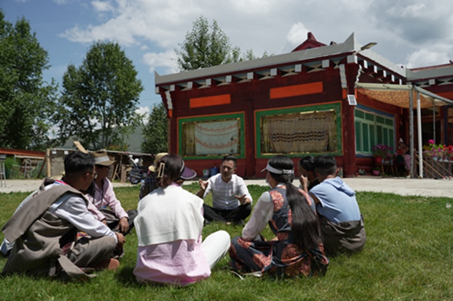 趙奎深入爐霍縣鄉(xiāng)村與藏族群眾開展座談。爐霍縣自然資源局供圖