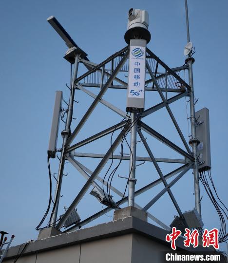 資料圖為建在龍羊峽湖區(qū)內(nèi)的5G基站。　青海移動海南分公司供圖