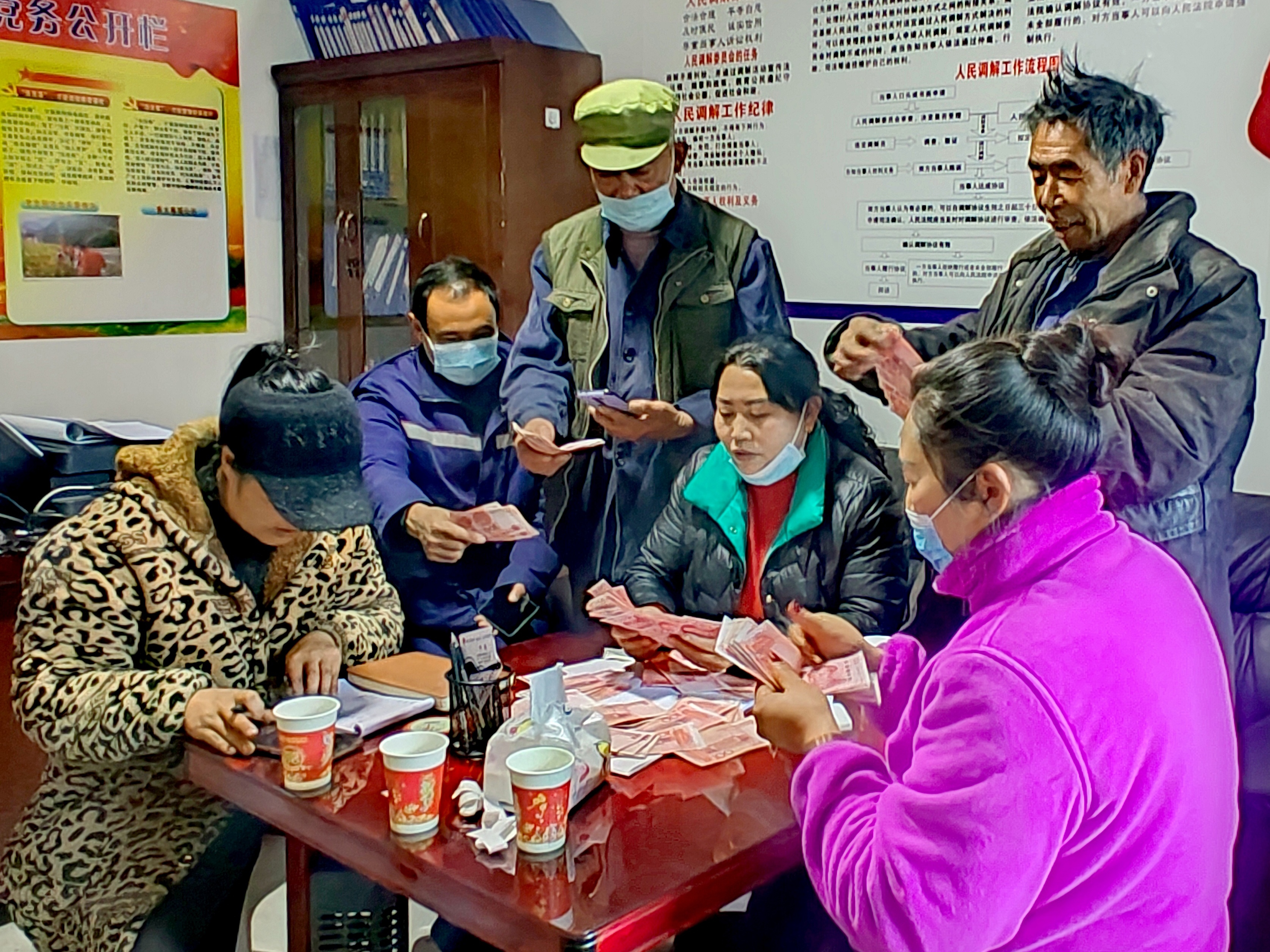 2022年，余德春給村民分紅。(圖為余德春提供)