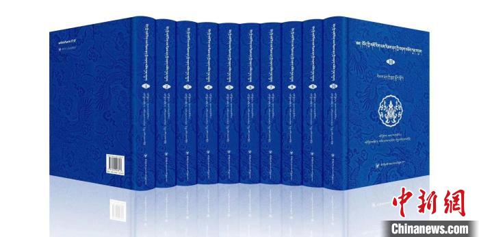 圖為青海果洛州藏醫(yī)專家桑德才讓擔任主編的《藏醫(yī)傳染性疾病文獻集成》。　受訪者 供圖