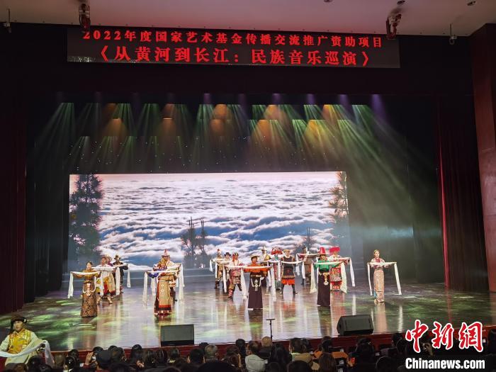 圖為演出現(xiàn)場(chǎng)?！∨擞隄?攝