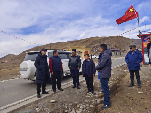 領隊張力帆（左一）帶隊實地調研援建項目推進情況。成都高新區(qū)（簡陽市）第六批對口支援工作隊供圖