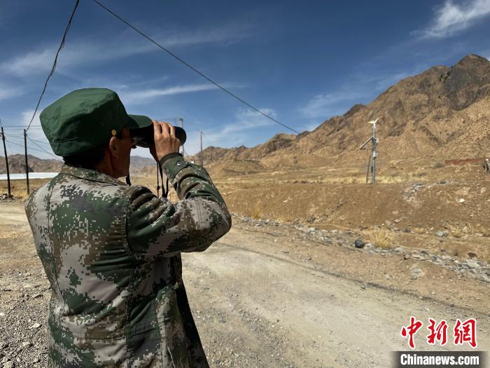 圖為文物保護(hù)員費(fèi)生平正在巡查?！±铍h 攝