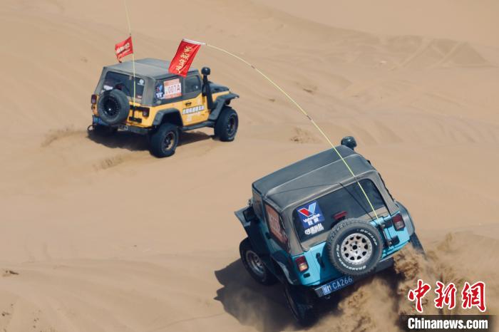圖為高原沙漠機車越野挑戰(zhàn)賽現(xiàn)場?！≠F南縣委宣傳部供圖