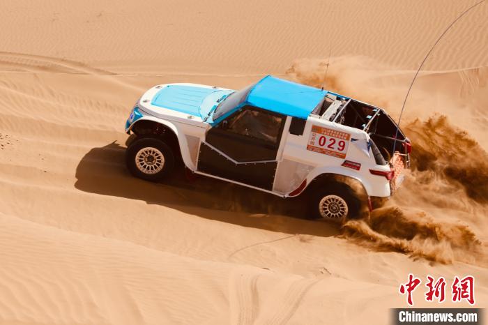 圖為高原沙漠機車越野挑戰(zhàn)賽現(xiàn)場?！≠F南縣委宣傳部供圖