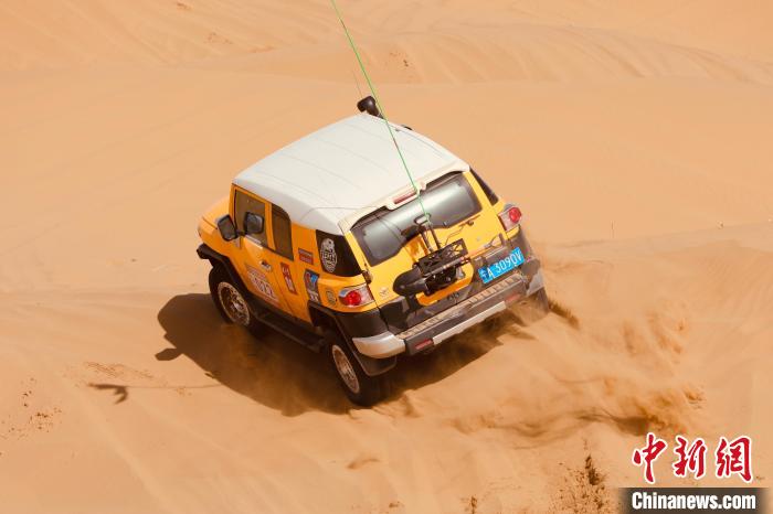 圖為高原沙漠機車越野挑戰(zhàn)賽現(xiàn)場。　貴南縣委宣傳部供圖