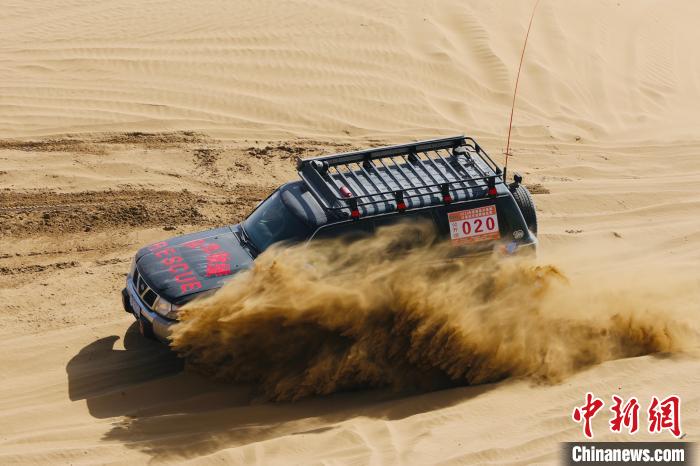 圖為高原沙漠機車越野挑戰(zhàn)賽現(xiàn)場?！≠F南縣委宣傳部供圖