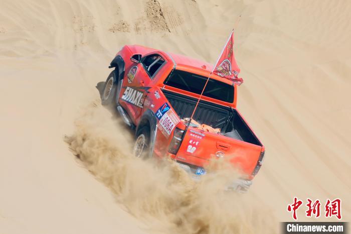 圖為高原沙漠機車越野挑戰(zhàn)賽現(xiàn)場。　貴南縣委宣傳部供圖