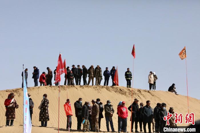 圖為來自各地的觀眾觀看比賽?！≠F南縣委宣傳部供圖