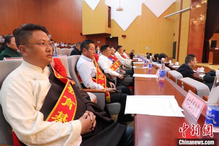 圖為玉樹州民族團結進步創(chuàng)建工作推進會現(xiàn)場?！『F龍 攝