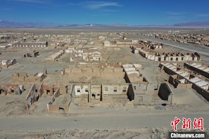 航拍青海省海西蒙古族藏族自治州茫崖市冷湖石油工業(yè)遺址保護區(qū)。　馬銘言 攝