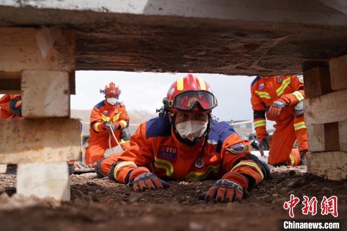 圖為地震實(shí)戰(zhàn)拉動現(xiàn)場，參演人員正在進(jìn)行頂撐救援項(xiàng)目。　玉樹消防供圖