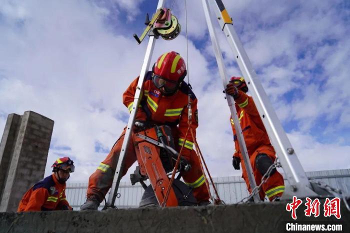 圖為地震實(shí)戰(zhàn)拉動現(xiàn)場，參演人員正在進(jìn)行垂直救援項(xiàng)目?！∮駱湎拦﹫D