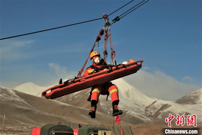 圖為地震實(shí)戰(zhàn)拉動現(xiàn)場，參演人員正在進(jìn)行懸崖救助項(xiàng)目?！∮駱湎拦﹫D