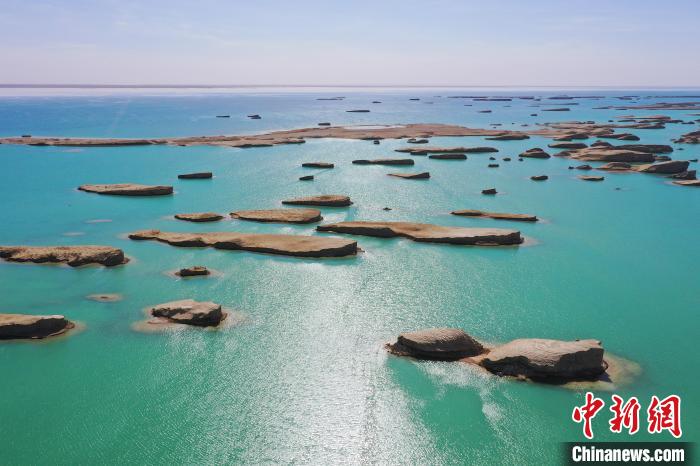 航拍青海大柴旦烏素特水上雅丹奇特景觀?！●R銘言 攝