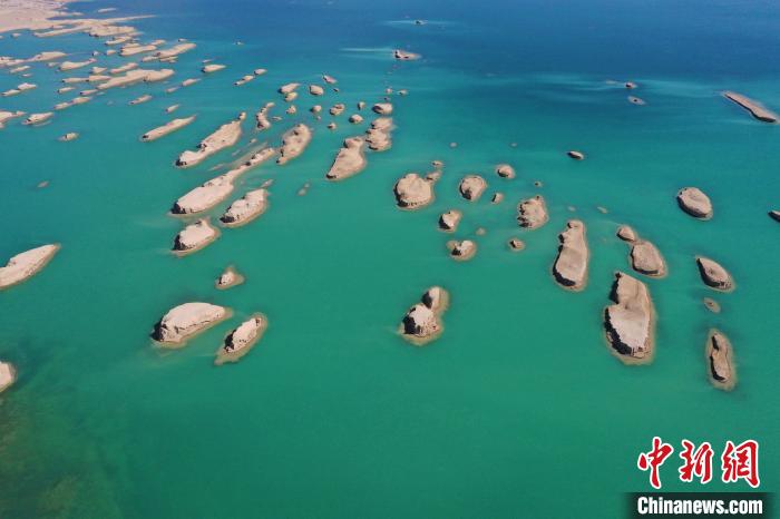 航拍青海大柴旦烏素特水上雅丹奇特景觀?！●R銘言 攝