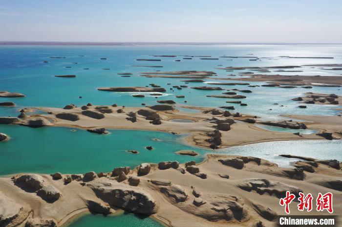 航拍青海大柴旦烏素特水上雅丹奇特景觀。　馬銘言 攝