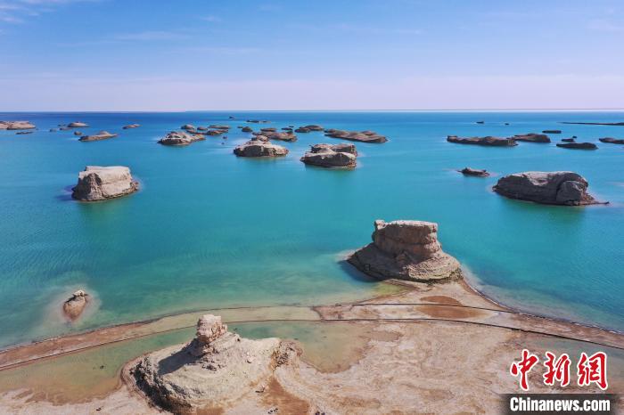 航拍青海大柴旦烏素特水上雅丹奇特景觀?！●R銘言 攝