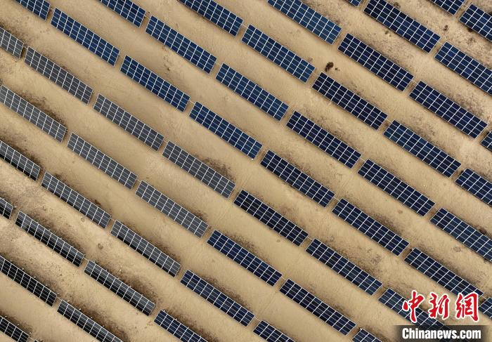 圖為航拍青海省海南藏族自治州共和縣塔拉灘光伏產(chǎn)業(yè)園?！∑钤鲚?攝