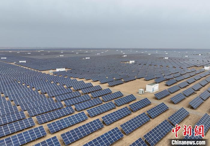 圖為航拍青海省海南藏族自治州共和縣塔拉灘光伏產(chǎn)業(yè)園?！∑钤鲚?攝