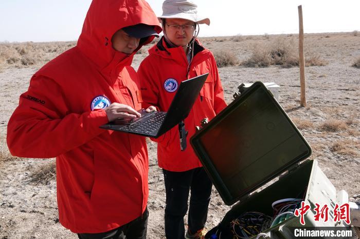 格爾木草地站，青藏科考隊(duì)員采集觀測(cè)數(shù)據(jù)?！?lt;a target='_blank' href='/'><p  align=