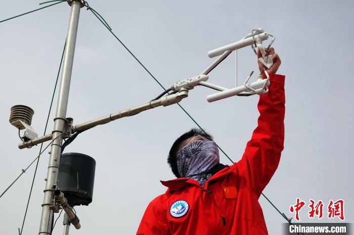 格爾木草地站，青藏科考隊(duì)員維護(hù)科研設(shè)備?！?lt;a target='_blank' href='/'><p  align=