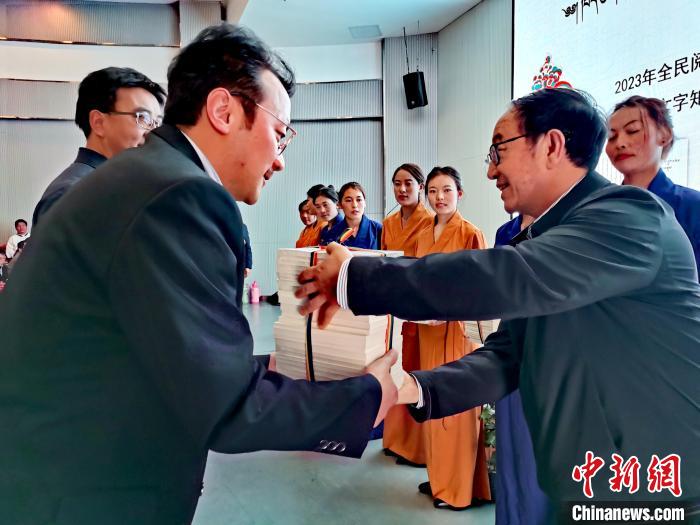 圖為贈(zèng)送叢書?！?zhí)砀?攝