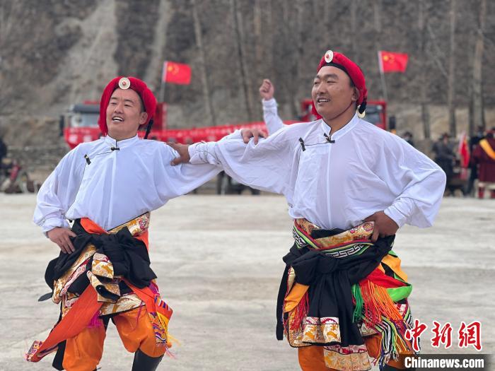 圖為當(dāng)?shù)厝罕娬寡莘沁z類歌舞文化。　李江寧 攝