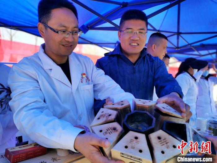 圖為青海省海東市樂(lè)都區(qū)中醫(yī)院八卦灸展示?！?zhí)砀?攝