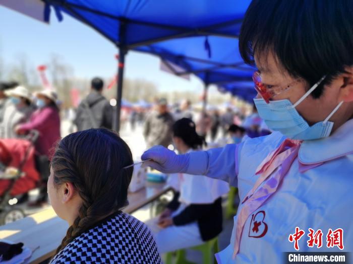 圖為刮痧?！?zhí)砀?攝