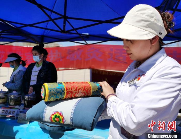 圖為青海省互助縣的中藥枕頭?！?zhí)砀?攝