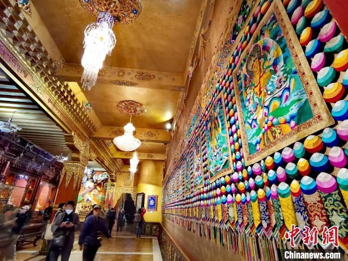 圖為仁俊畫院內(nèi)的堆繡?！?zhí)砀?攝