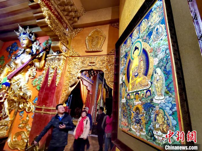 圖為仁俊畫院內(nèi)的唐卡。　張?zhí)砀?攝