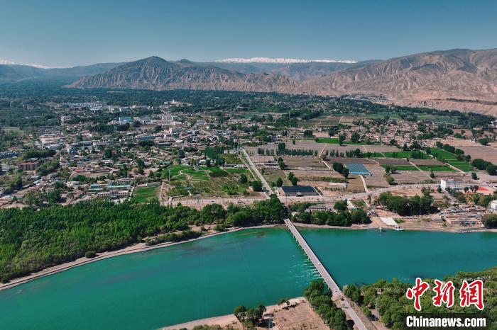 航拍青海貴德黃河岸畔綠意濃濃?！≮w凜松 攝