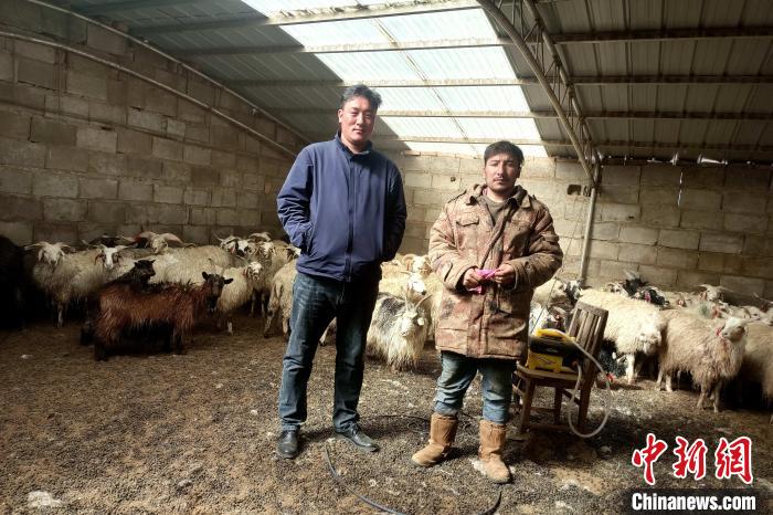 圖為華公太(左)走訪牧民生產(chǎn)生活情況?！〔彭?xiàng)什姐 攝
