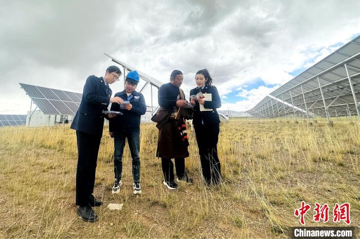 圖為稅務(wù)干部上門開展稅費輔導(dǎo)。　方貴龍 攝