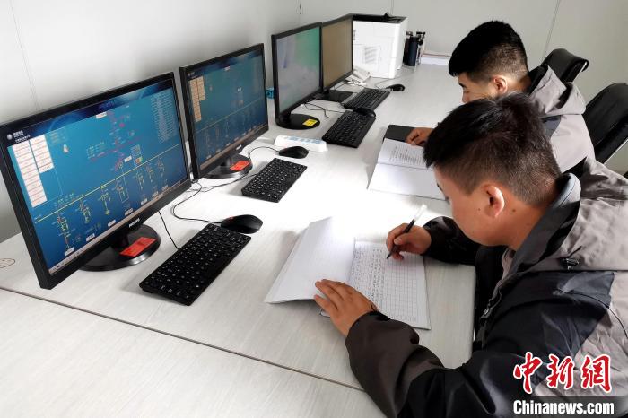 圖為光伏發(fā)電項(xiàng)目升壓站監(jiān)控室。　李雋 攝