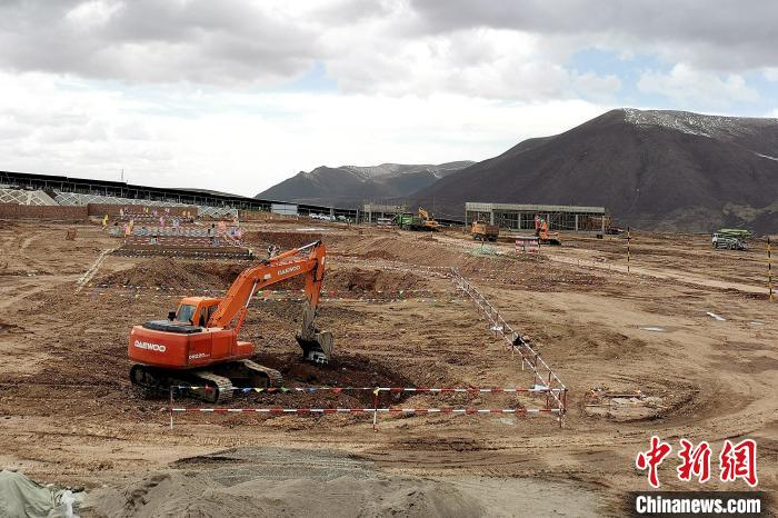 圖為光伏發(fā)電項(xiàng)目施工區(qū)正在抓緊施工。　李雋 攝