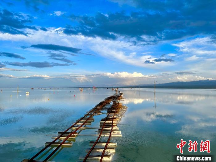 圖為茶卡鹽湖景區(qū)風(fēng)光?！⒀?攝