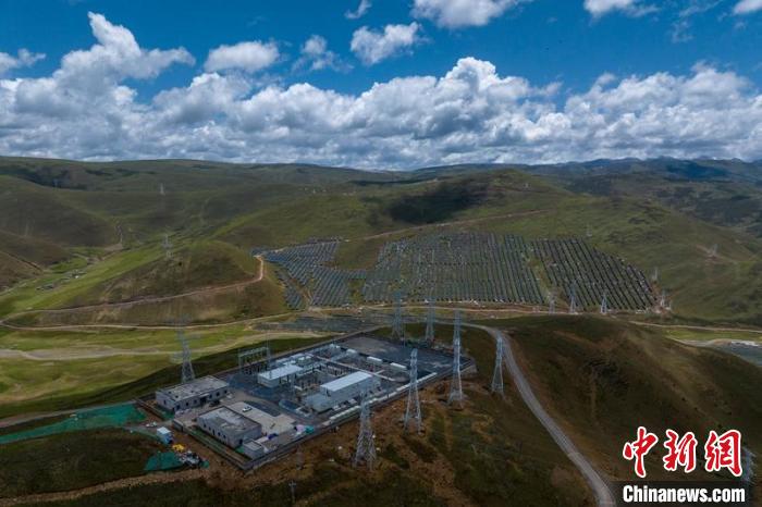 航拍建成投運的柯拉一期光伏電站升壓站?！⒅铱?攝