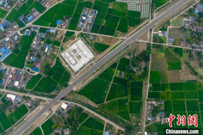 空中俯瞰綿竹牽引變電所和川青鐵路成黃段鐵路線。　劉忠俊 攝