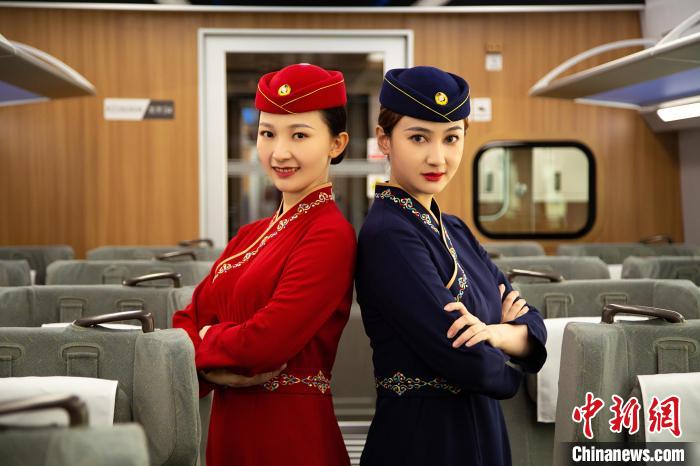 圖為整體色彩以“深藏青”和“喇嘛紅”為主調(diào)的西格段“復(fù)興號”動車組乘務(wù)員新制服。　李磊 攝