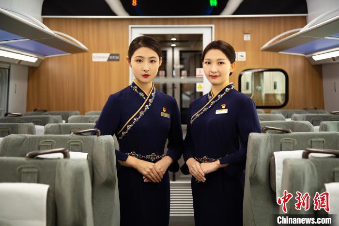 圖為整體色彩以“深藏青”為主調(diào)的西格段“復(fù)興號”動車組乘務(wù)員新制服?！±罾?攝