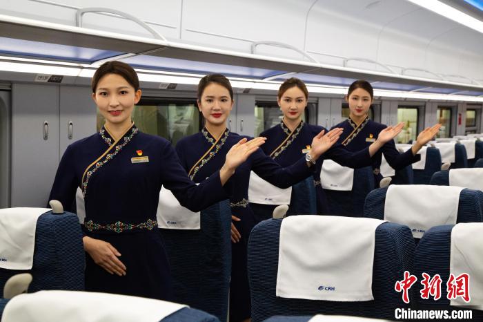 圖為身穿新制服的青藏鐵路西格段“復(fù)興號”動車組乘務(wù)員?！±罾?攝