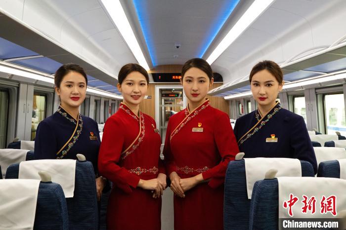 圖為整體色彩以“深藏青”和“喇嘛紅”為主調(diào)的西格段“復(fù)興號”動車組乘務(wù)員新制服?！±罾?攝
