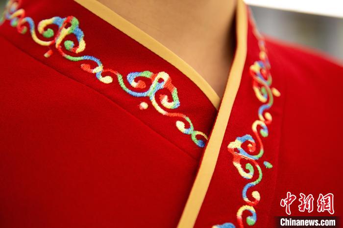 圖為新制服領(lǐng)口點綴有蒙古特色的烏力吉紋繡花?！±罾?攝